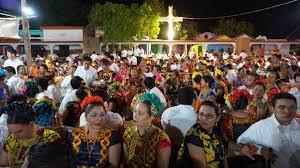 Vistiendo la Tradición: Explorando los Trajes Típicos y las Vestimentas de las Velas de Mayo en Juchitán 2024