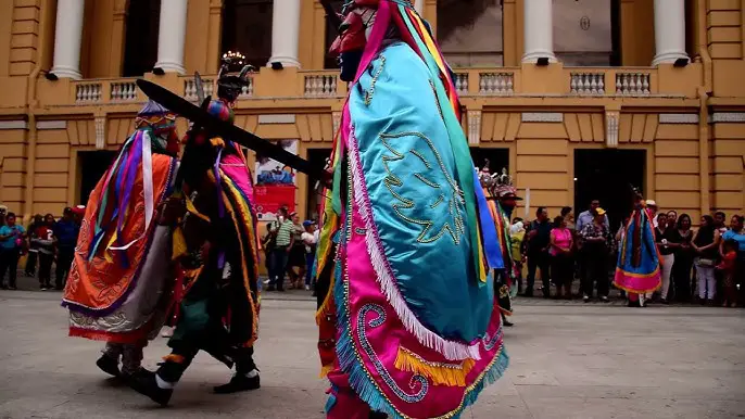 Reviviendo la Historia a Través de la Danza: Los Historiantes en el Festival de las Flores y las Palmas