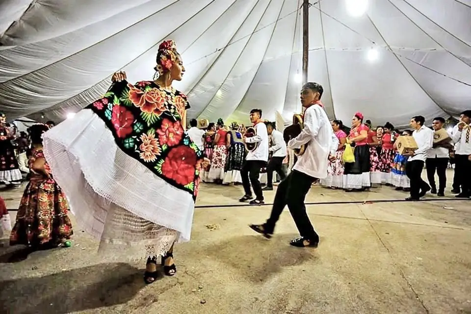 Honorando a los Santos Patronos: Un Recorrido por las Tradiciones Religiosas de las Velas de Mayo en Juchitán 2024